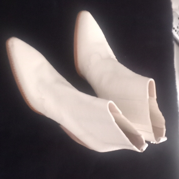 Boots - Picture 4 of 5